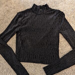 H&M Divided Elegant Black Crinkle Blouse With Back Cut-Out Size Small EUC 🌼